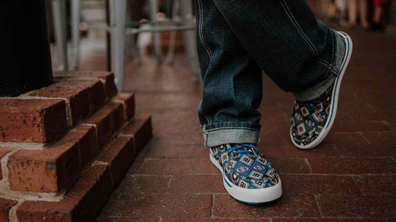 Tendencias de otoño: botas y zapatillas de hombre en azul marino