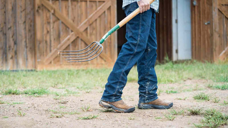 Cómo ablandar botas de trabajo de cuero 