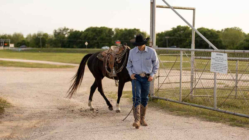 Botas Western hasta la rodilla: un elemento esencial para el rancho 